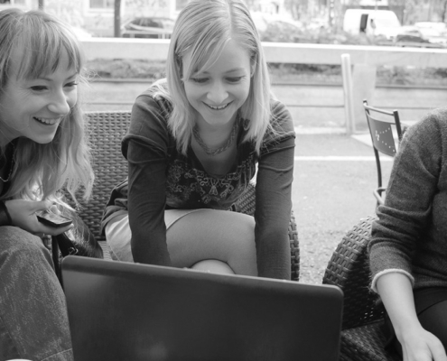 hipster-girls-working